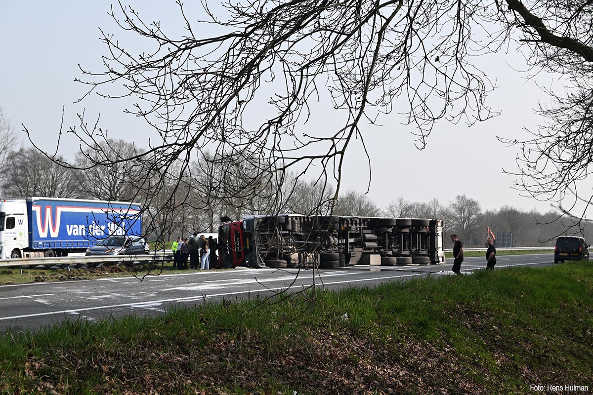 A32 Steenwijk-Meppel: Recovery Efforts After Overturned Truck Incident